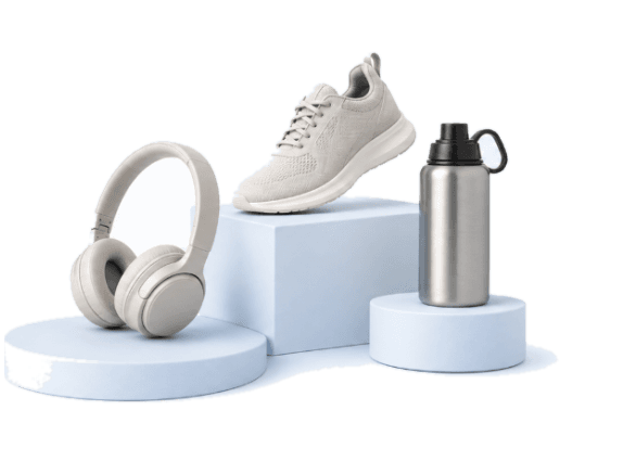 Productcompositie — koptelefoon, sneaker en drinkfles op lichtblauwe sokkels